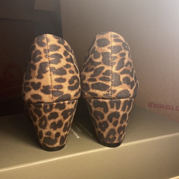 Animal print 2” wedge by David Aaron Like new! - Picture 4 of 8